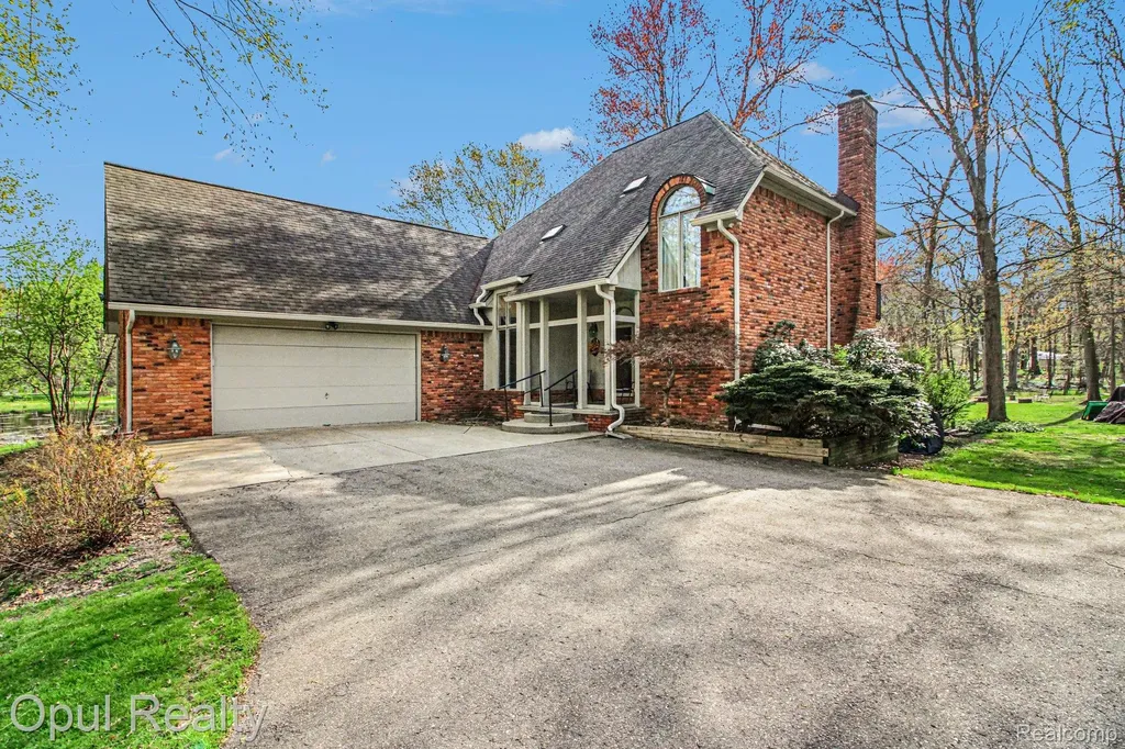 3575 Clark Circle Commerce Charter Township MI 48382