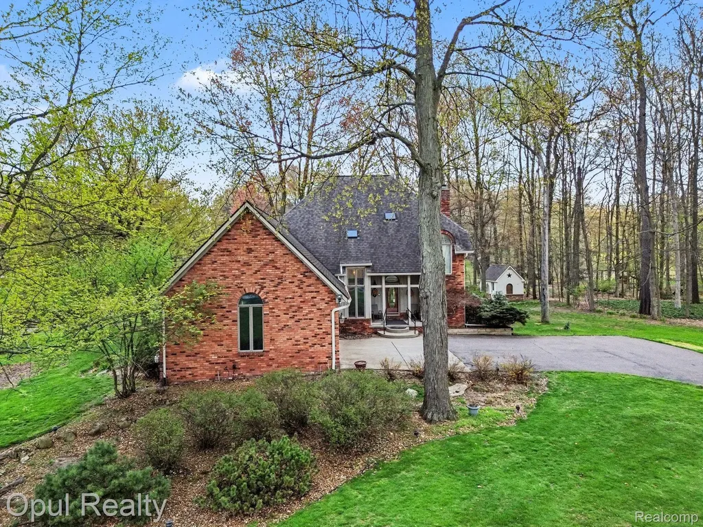 3575 Clark Circle Commerce Charter Township MI 48382