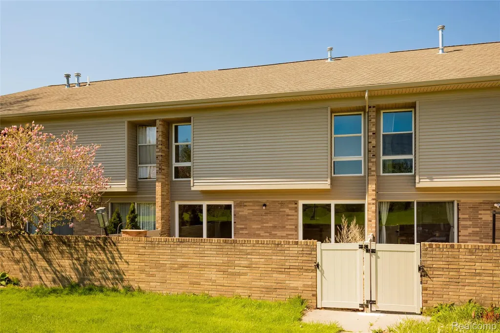 2011 Thornhill Place Detroit City MI 48207