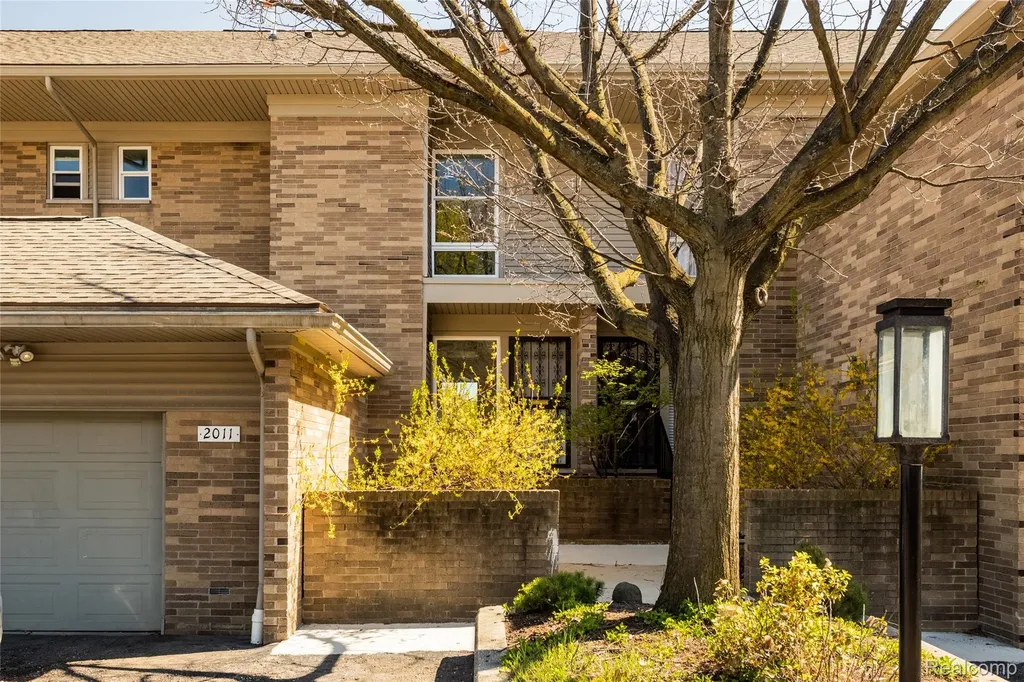 2011 Thornhill Place Detroit City MI 48207