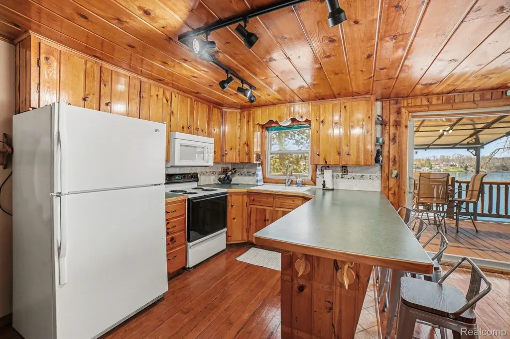 1360 Hillcrest Street Harrison City MI 48625