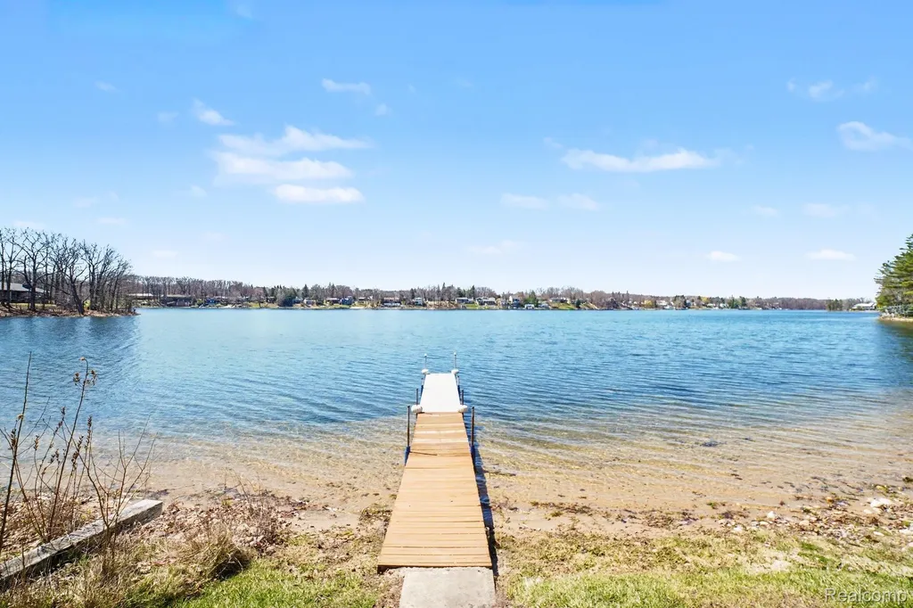 1360 Hillcrest Street Harrison City MI 48625