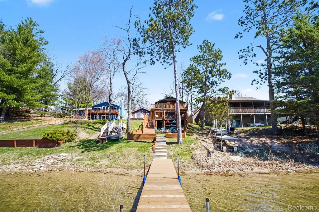 1360 Hillcrest Street Harrison City MI 48625