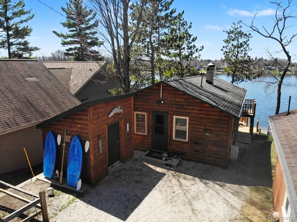 1360 Hillcrest Street Harrison City MI 48625