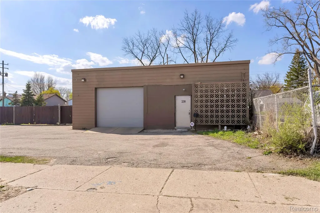 238 W Montcalm Street Pontiac City MI 48342