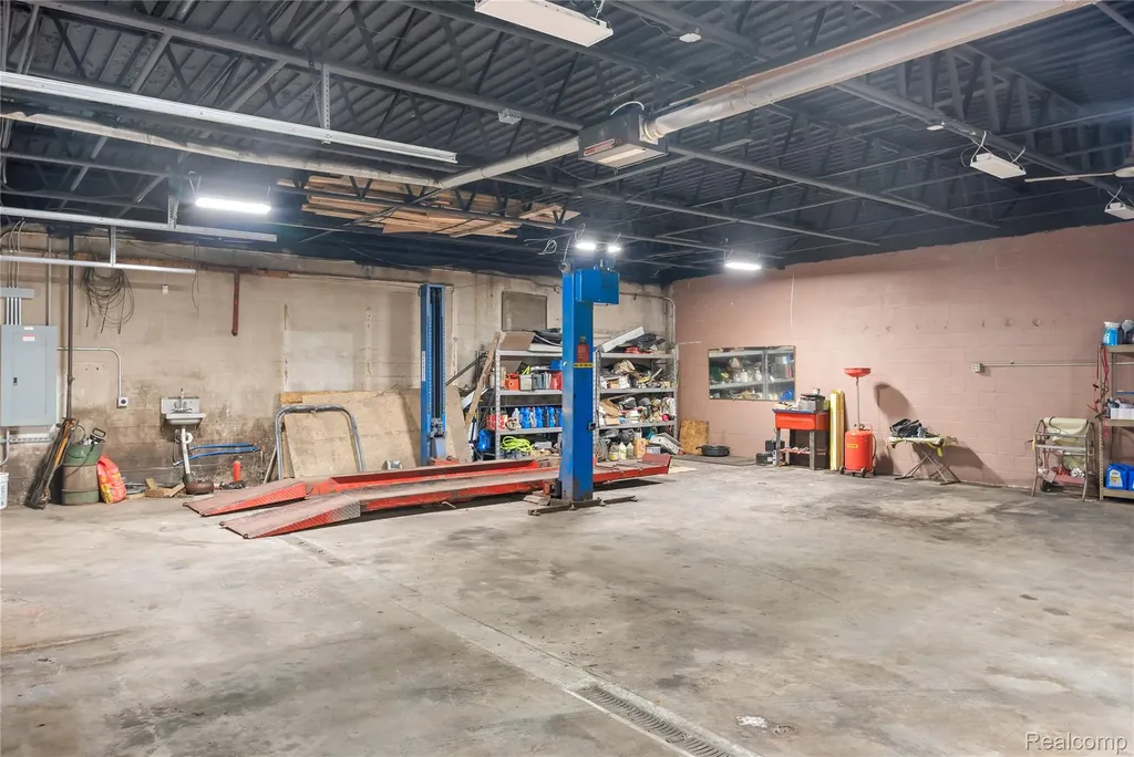 238 W Montcalm Street Pontiac City MI 48342