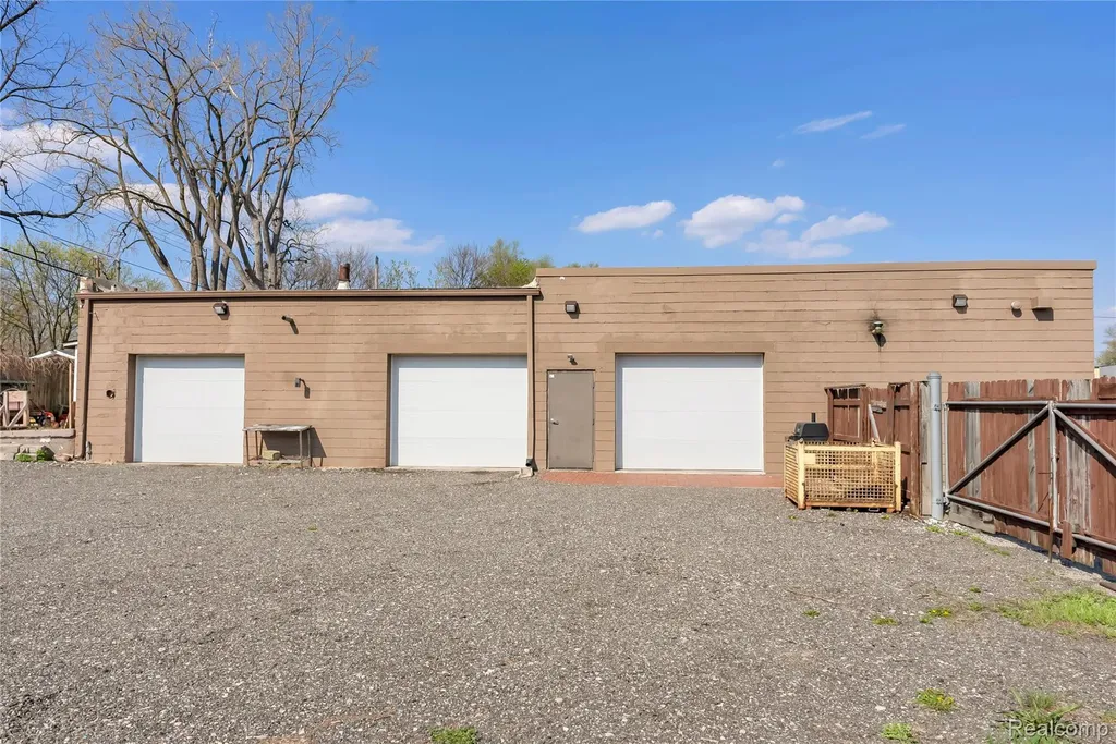 238 W Montcalm Street Pontiac City MI 48342