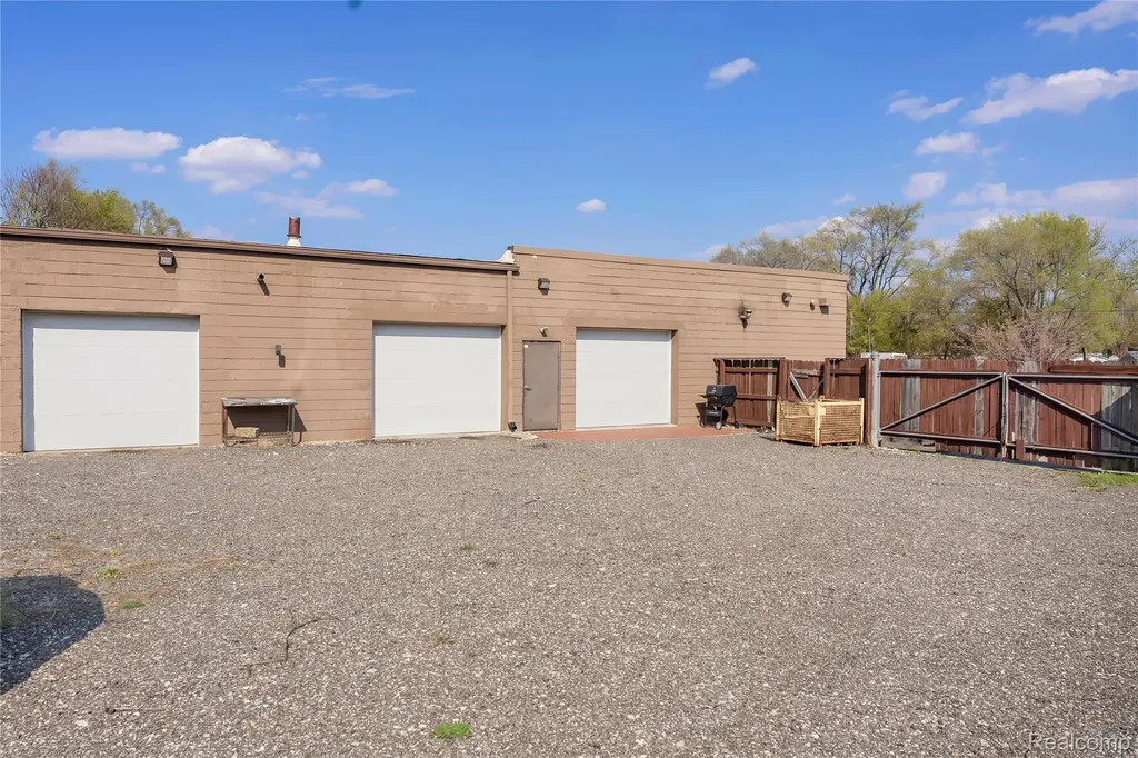 238 W Montcalm Street Pontiac City MI 48342
