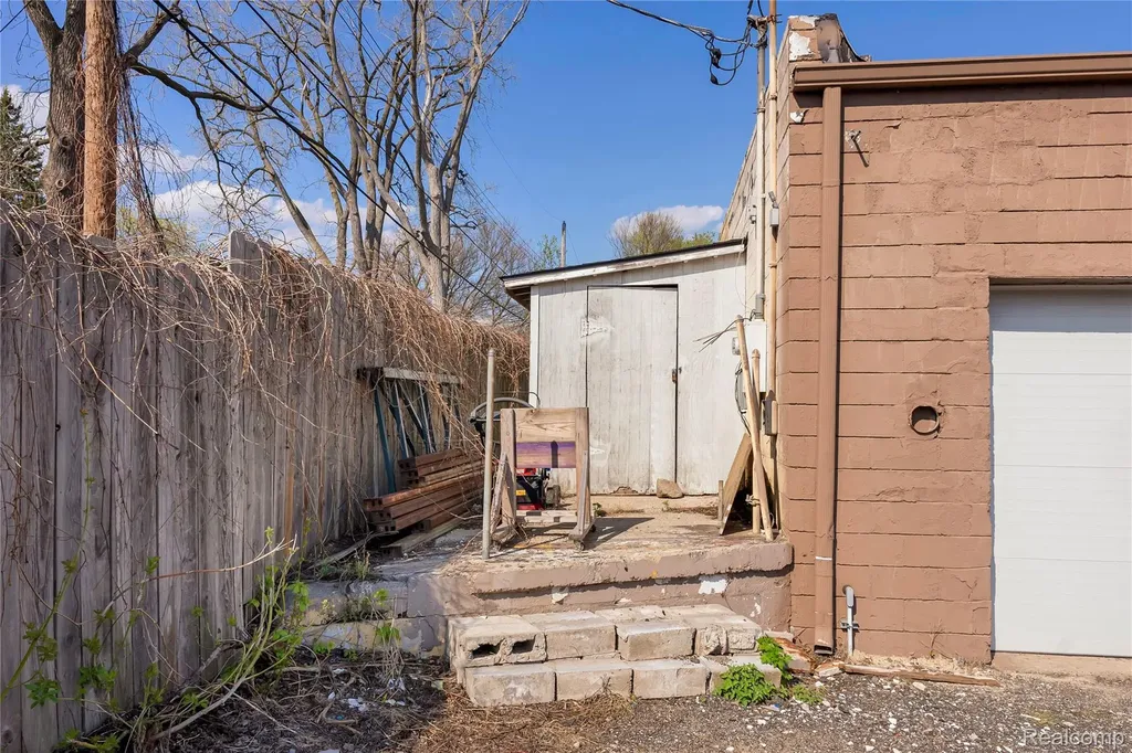 238 W Montcalm Street Pontiac City MI 48342