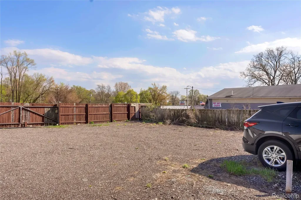 238 W Montcalm Street Pontiac City MI 48342