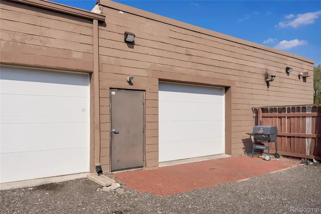 238 W Montcalm Street Pontiac City MI 48342