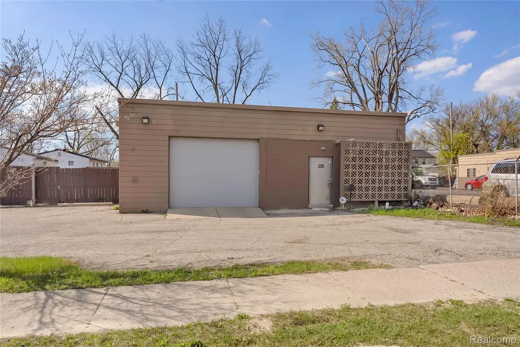 238 W Montcalm Street Pontiac City MI 48342