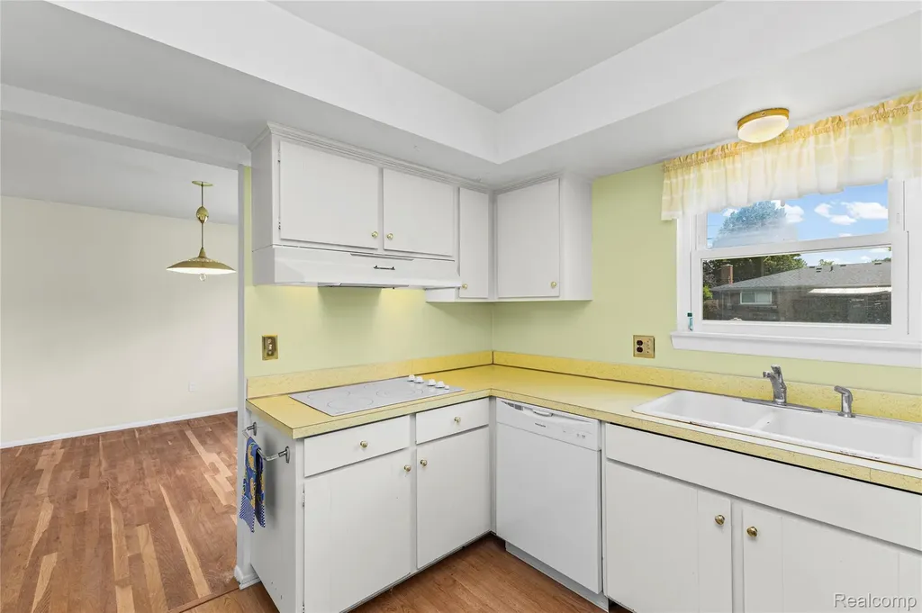 11836 Canterbury Drive Warren City MI 48093