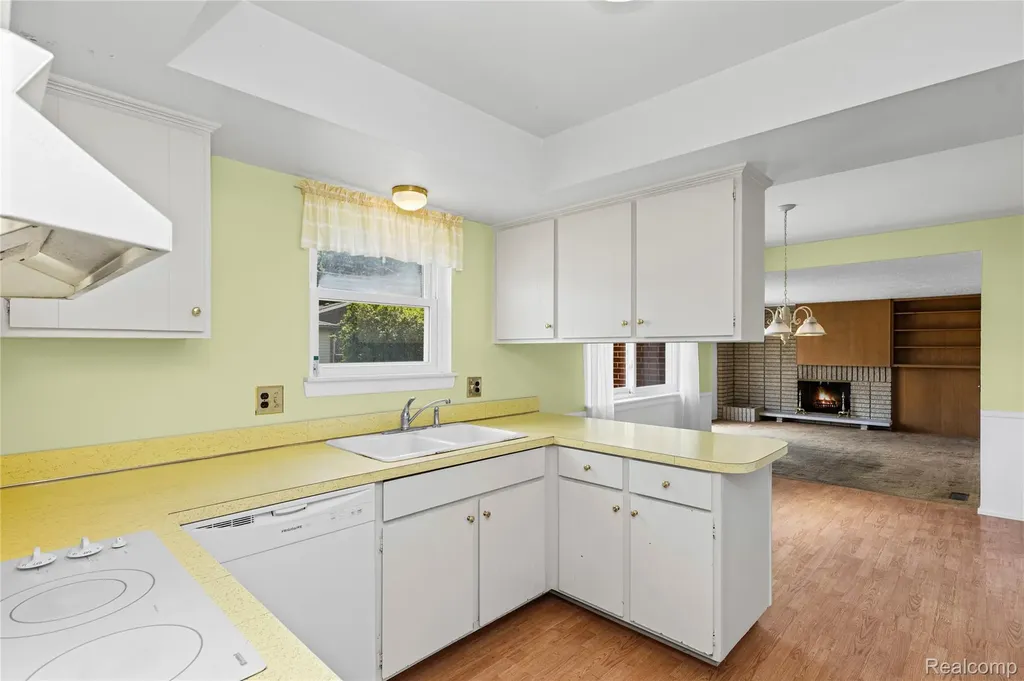 11836 Canterbury Drive Warren City MI 48093
