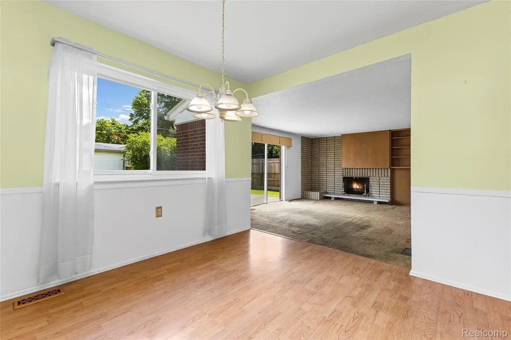 11836 Canterbury Drive Warren City MI 48093