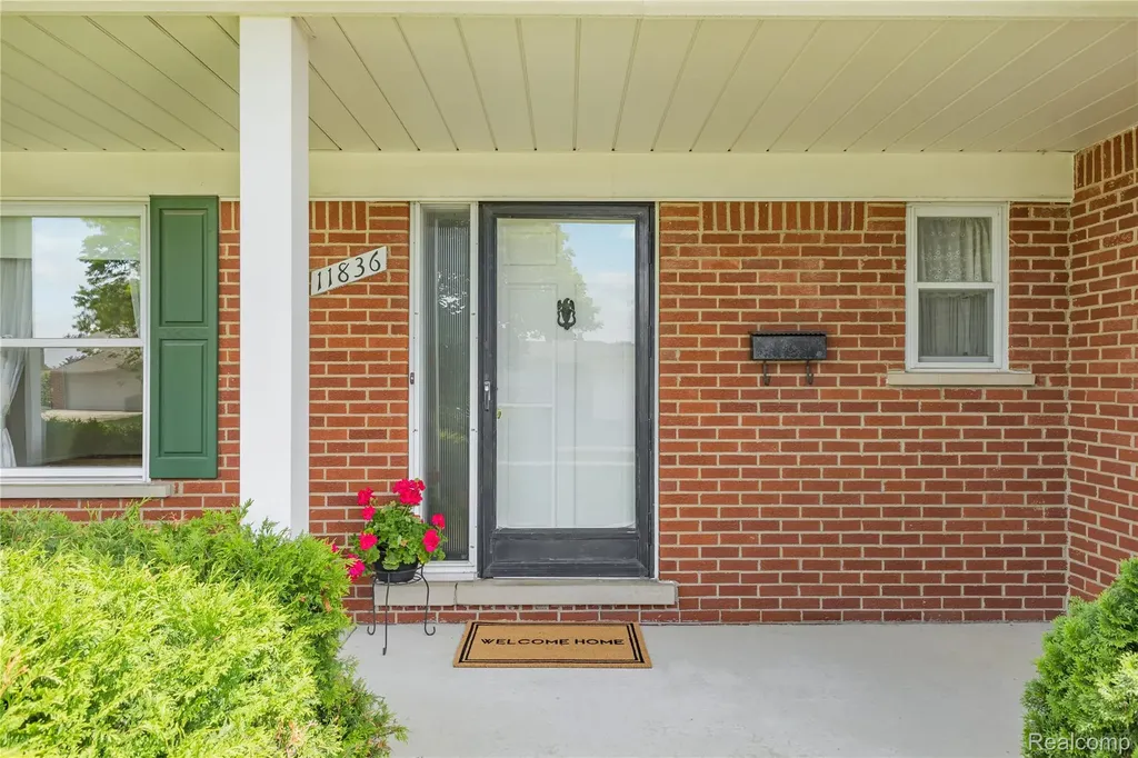 11836 Canterbury Drive Warren City MI 48093