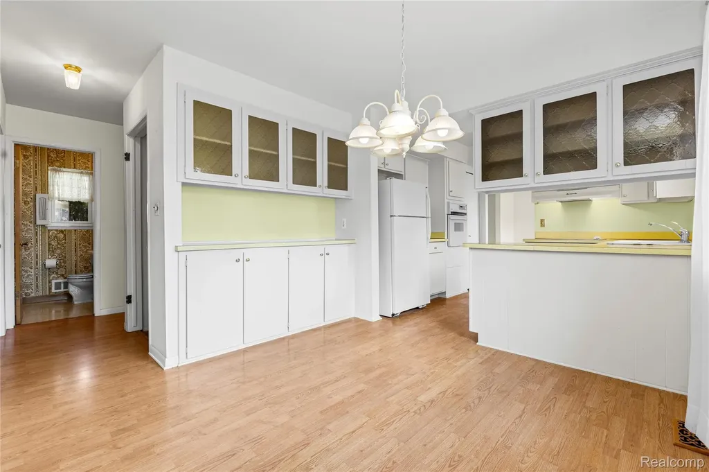11836 Canterbury Drive Warren City MI 48093