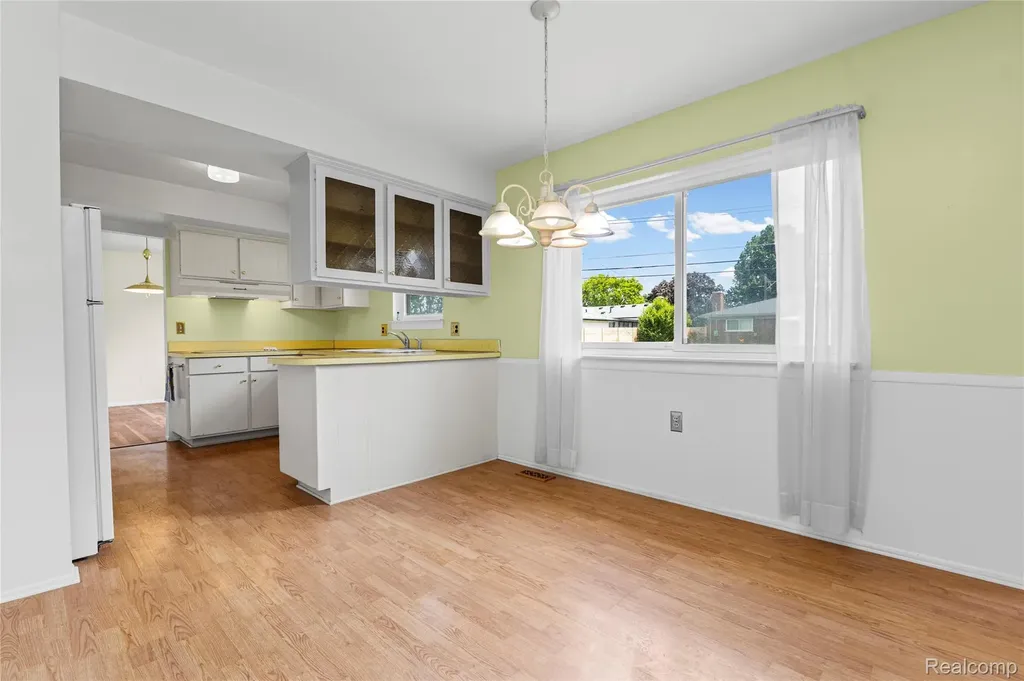 11836 Canterbury Drive Warren City MI 48093
