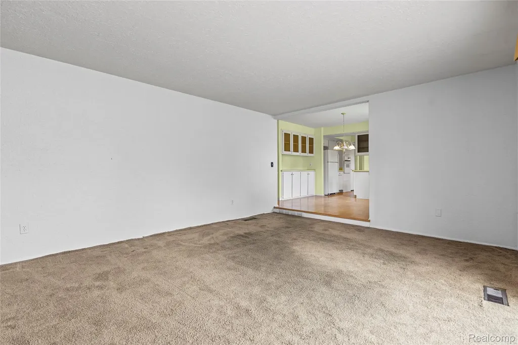 11836 Canterbury Drive Warren City MI 48093