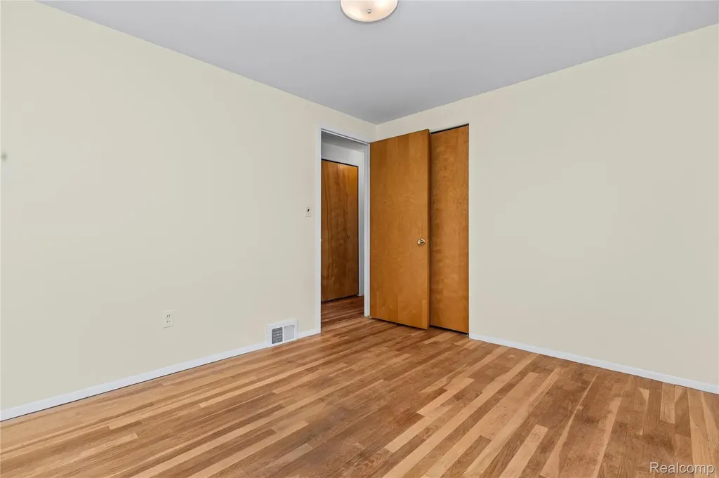 11836 Canterbury Drive Warren City MI 48093