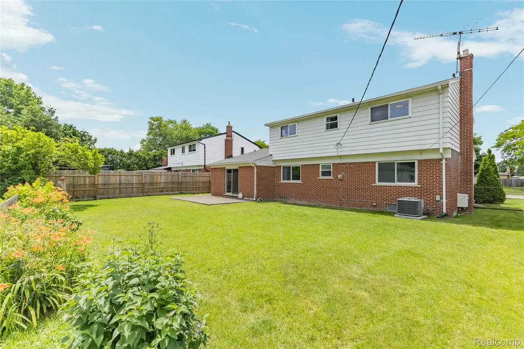 11836 Canterbury Drive Warren City MI 48093