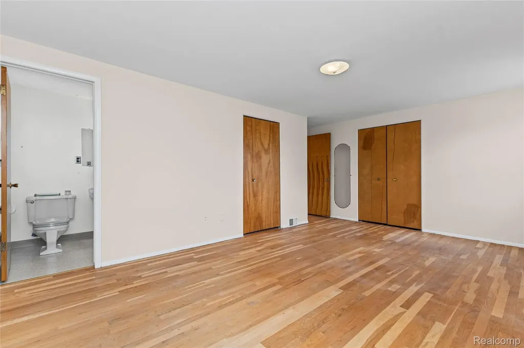 11836 Canterbury Drive Warren City MI 48093