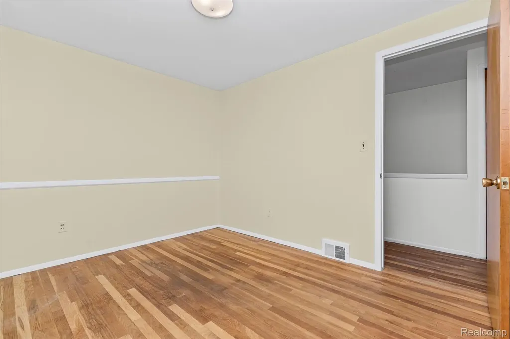 11836 Canterbury Drive Warren City MI 48093