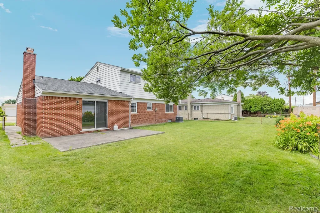 11836 Canterbury Drive Warren City MI 48093