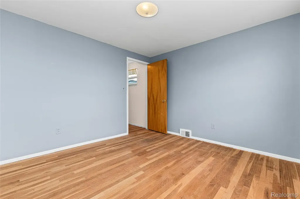 11836 Canterbury Drive Warren City MI 48093