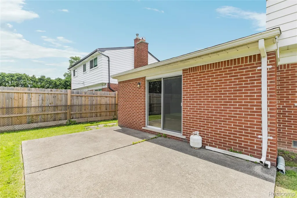 11836 Canterbury Drive Warren City MI 48093