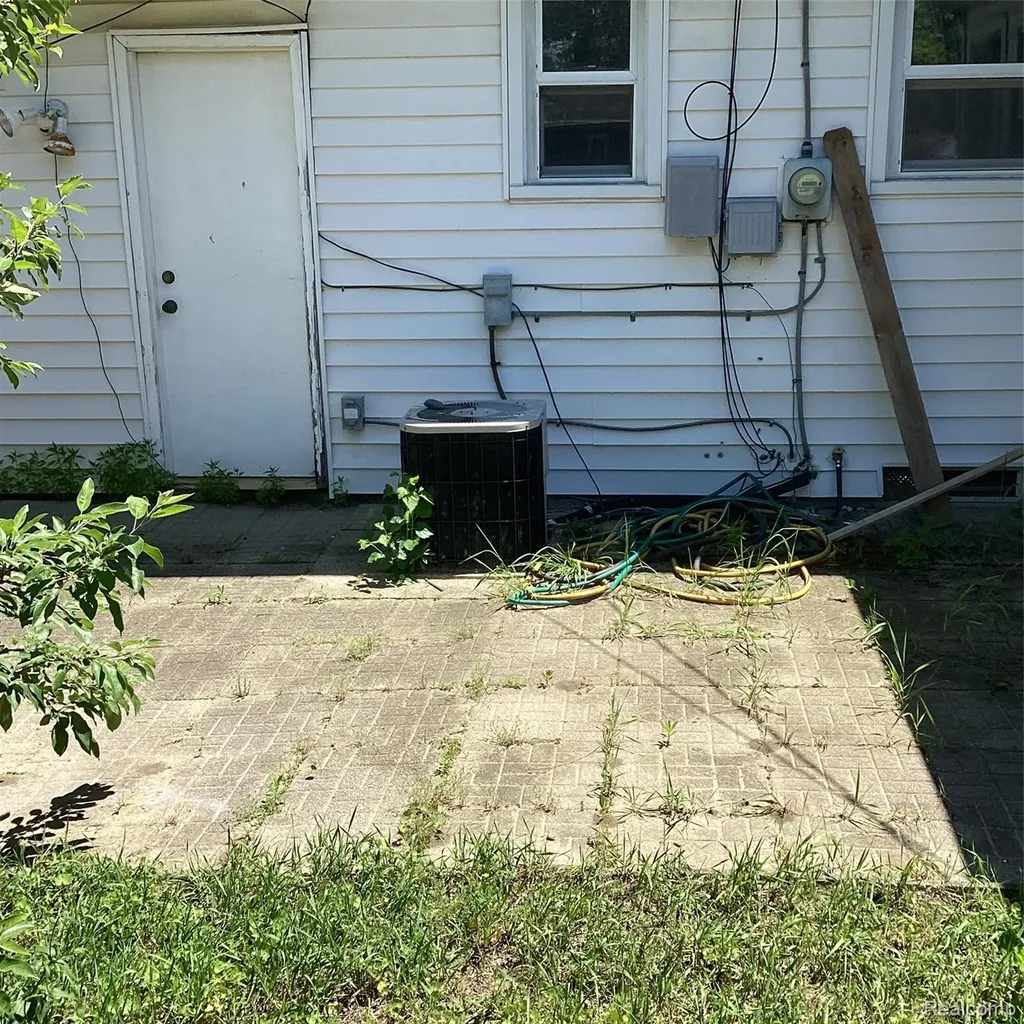 453 N Wildwood Street Westland City MI 48185