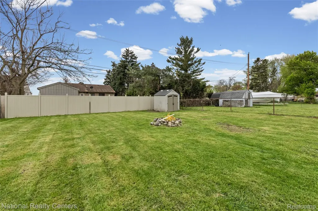 20510 Broadacres Street Clinton Charter Township MI 48035