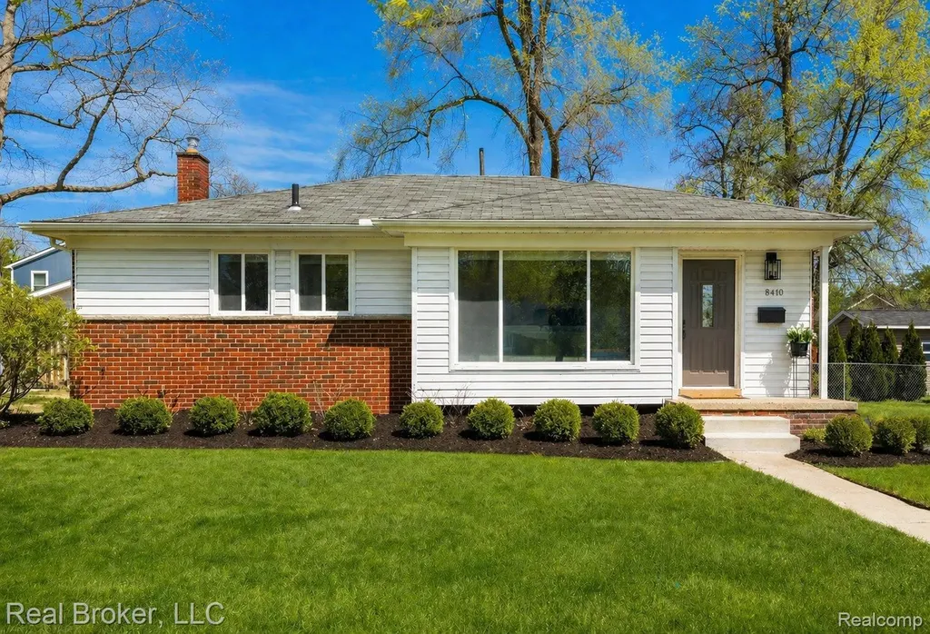 8410 Northfield Boulevard Oak Park City MI 48237