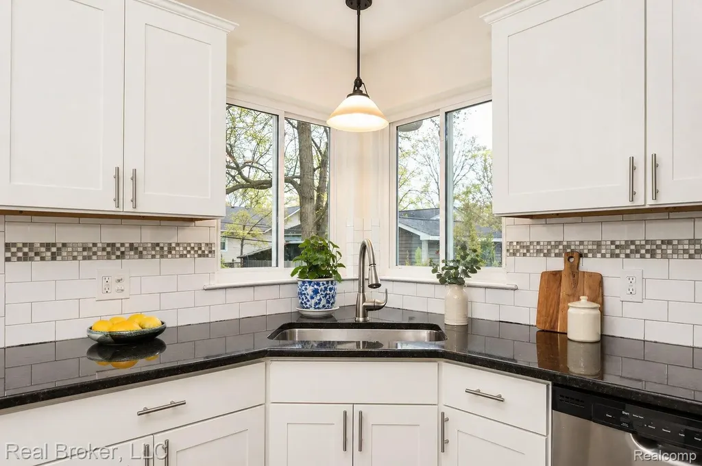 8410 Northfield Boulevard Oak Park City MI 48237