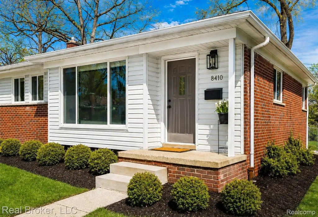 8410 Northfield Boulevard Oak Park City MI 48237