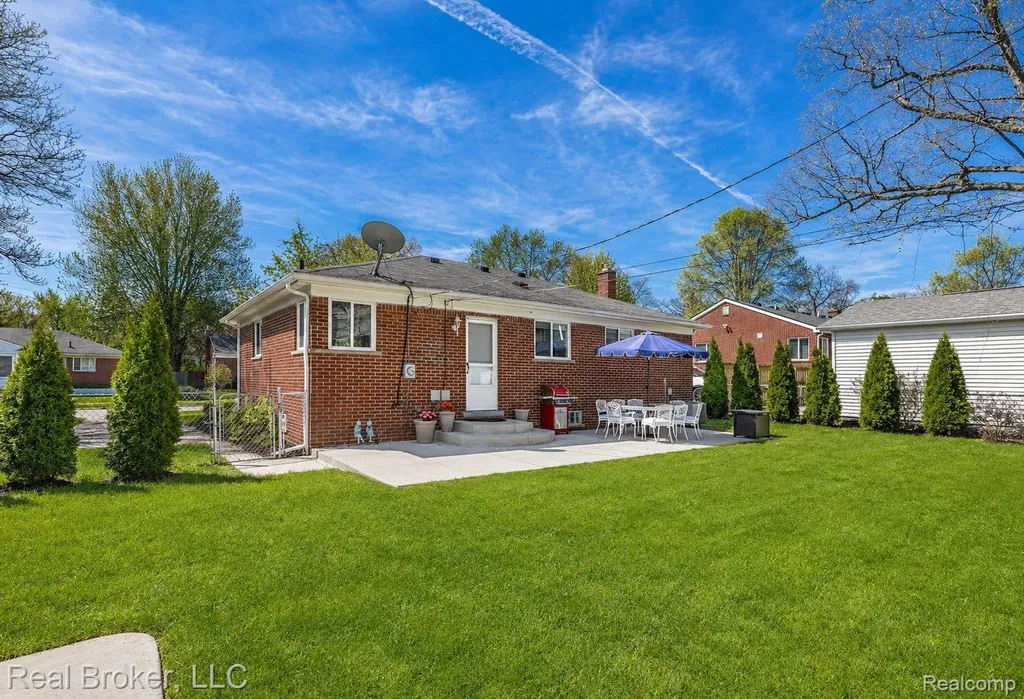 8410 Northfield Boulevard Oak Park City MI 48237