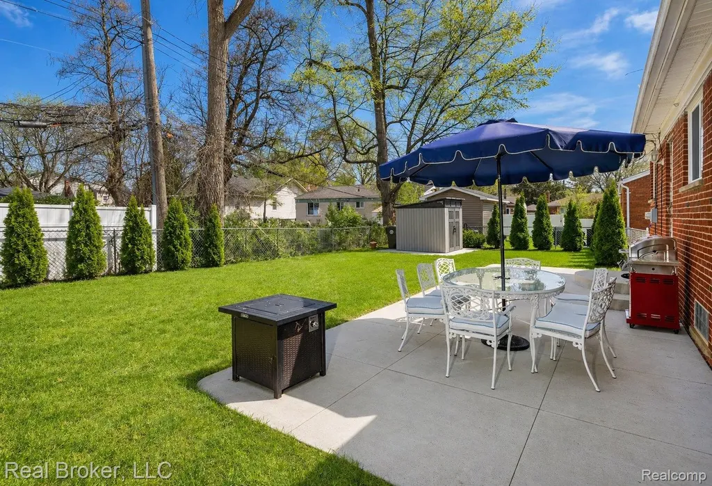 8410 Northfield Boulevard Oak Park City MI 48237