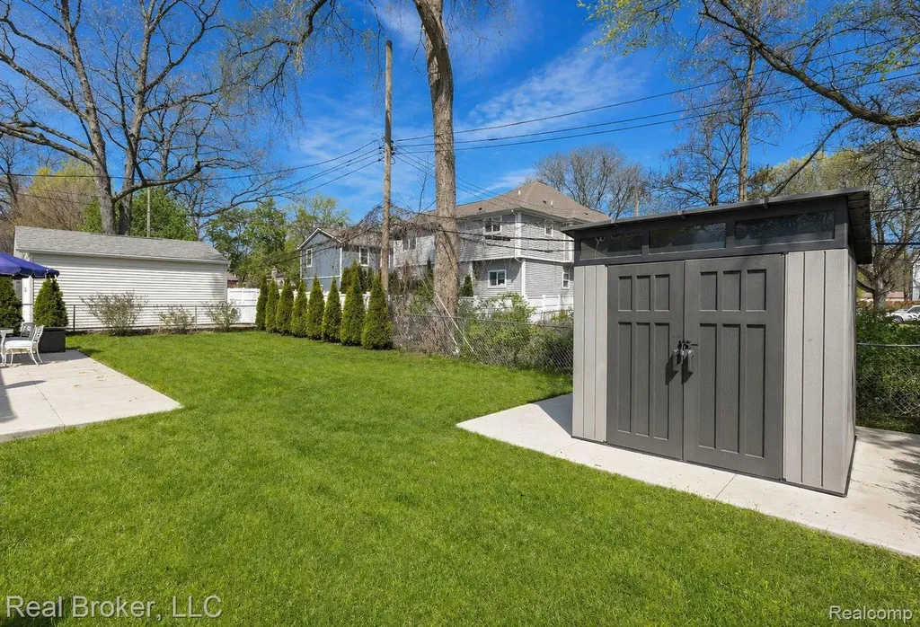 8410 Northfield Boulevard Oak Park City MI 48237