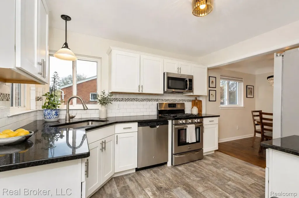 8410 Northfield Boulevard Oak Park City MI 48237