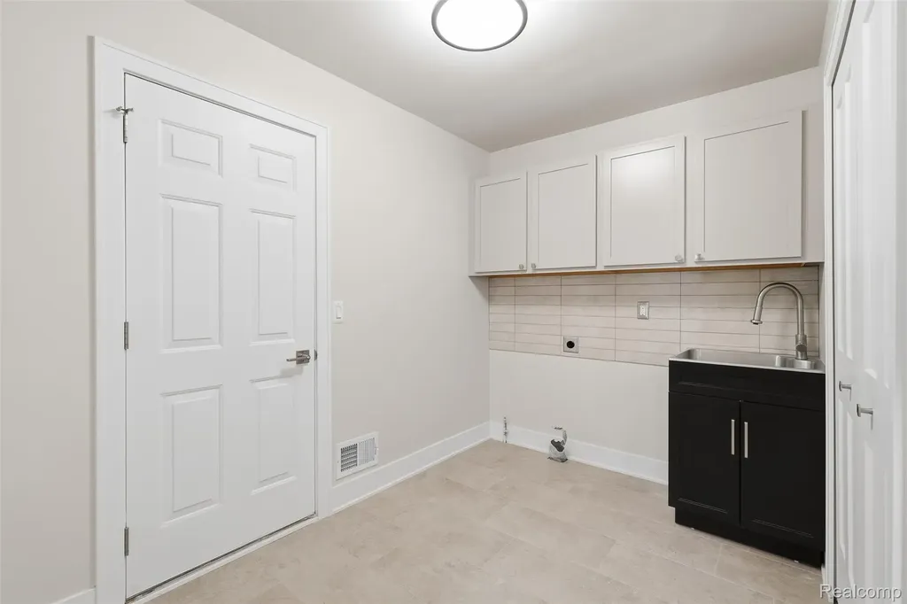 1906 Independence Court Rochester Hills City MI 48306