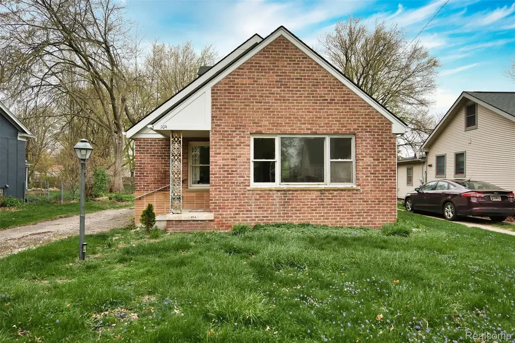 104 Leroy Avenue Clawson City MI 48017