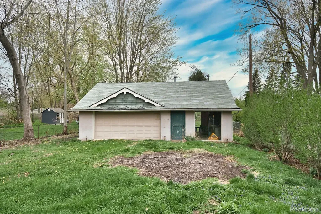 104 Leroy Avenue Clawson City MI 48017