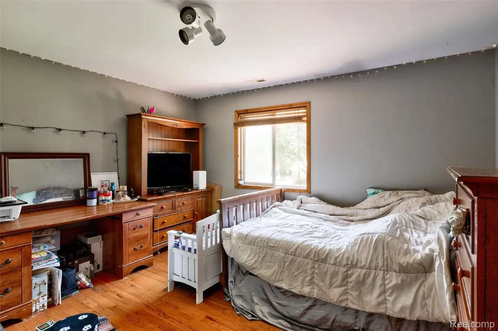 2697 Holland Street Lake Orion Village MI 48360