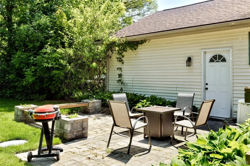2697 Holland Street Lake Orion Village MI 48360
