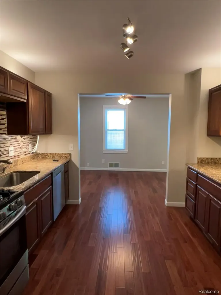 21958 Birchwood Avenue Eastpointe City MI 48021