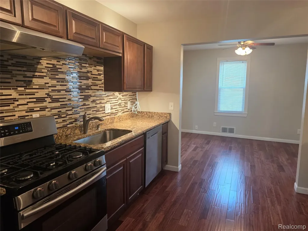 21958 Birchwood Avenue Eastpointe City MI 48021