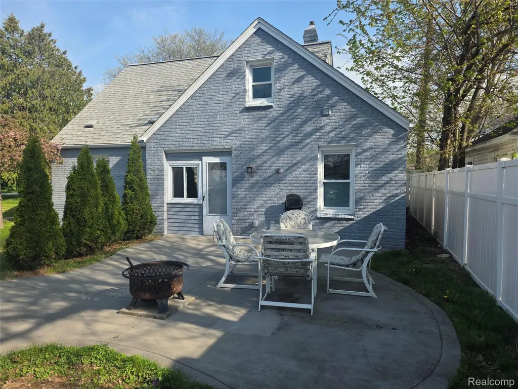 21958 Birchwood Avenue Eastpointe City MI 48021