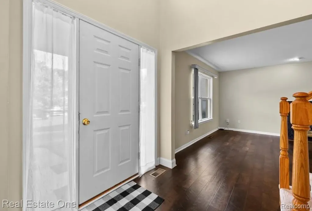 30947 Kenwood Court Livonia City MI 48152