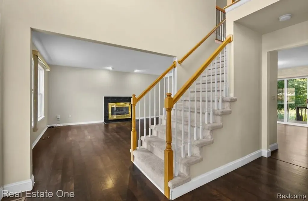 30947 Kenwood Court Livonia City MI 48152