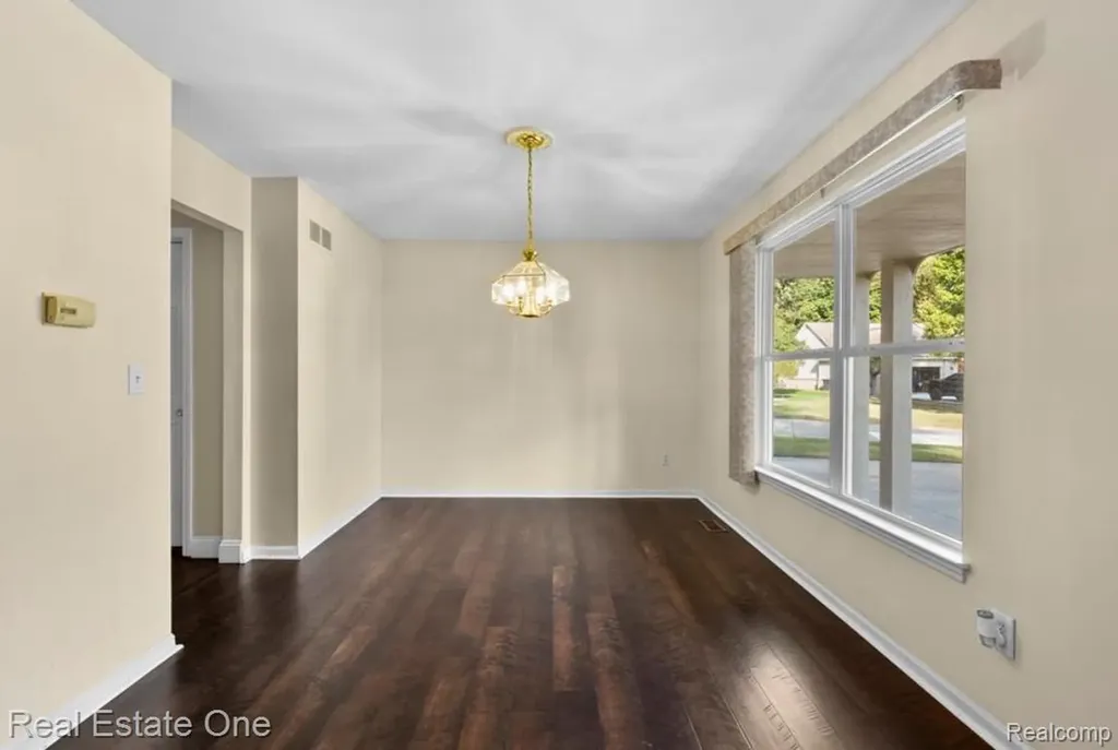 30947 Kenwood Court Livonia City MI 48152
